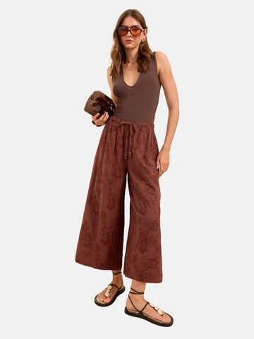 Wide Leg Pantalon Friends Like These en marron : devant