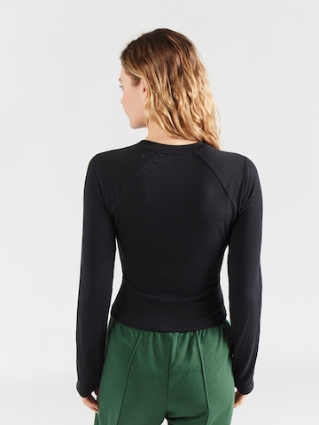 Nike Sportswear - Camiseta 'CHILL' en negro