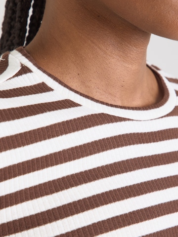 T-shirt 'PCRUKA' PIECES en marron