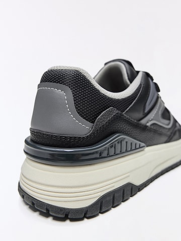 Bershka Sneakersy niskie w kolorze czarny