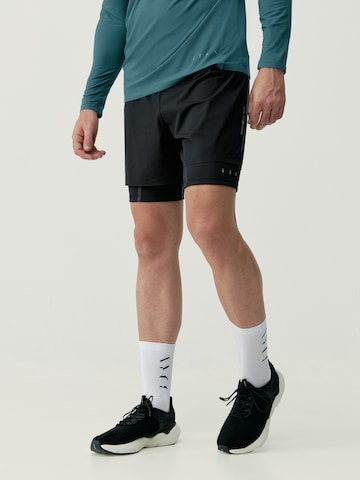 Born Living Yoga Regular Sportbroek ' Kuban ' in Zwart: voorkant
