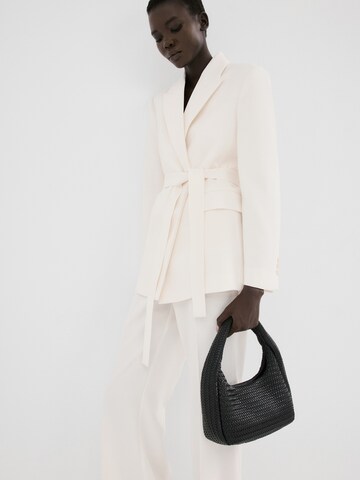 Sacou 'Iguana' de la MANGO pe alb: față