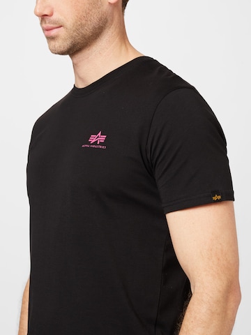 ALPHA INDUSTRIES - Ajuste regular Camiseta en negro