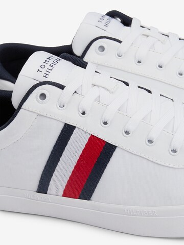 TOMMY HILFIGER Σνίκερ χαμηλό 'Essential Iconic' σε λευκό