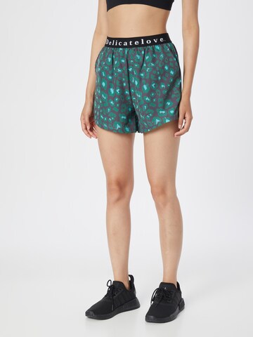 DELICATELOVE Regular Sportshorts 'MASHA' in Grau: predná strana