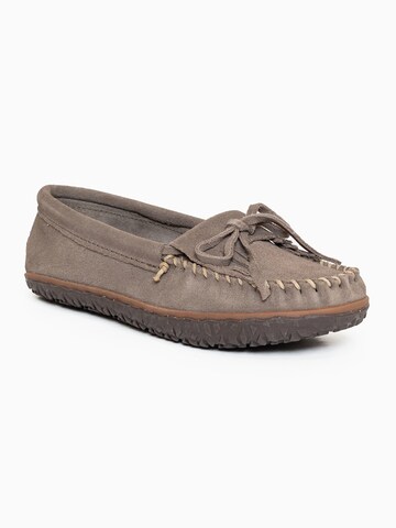 Mocasini 'Kilty' de la Minnetonka pe gri