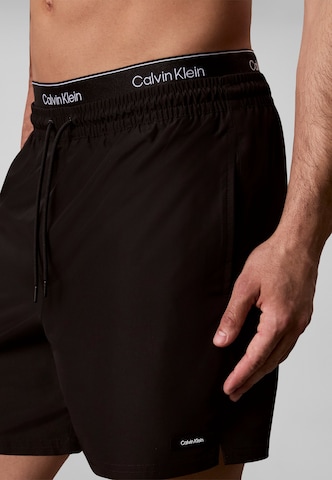 Calvin Klein Underwear Rövid fürdőnadrágok - fekete: oldalt