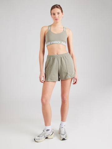 Nike Sportswear Regular Shorts in Grün