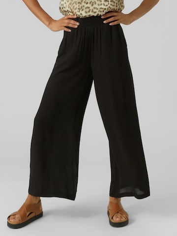 VERO MODA - Pierna ancha Pantalón en negro: frente