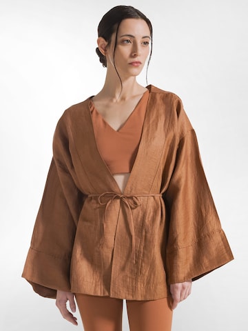Kimono di DEHA in marrone: frontale