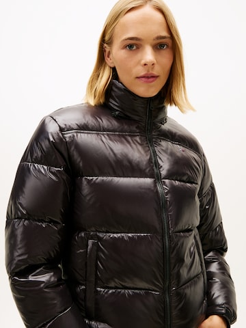 ruda Tommy Jeans Demisezoninė striukė 'ESS'