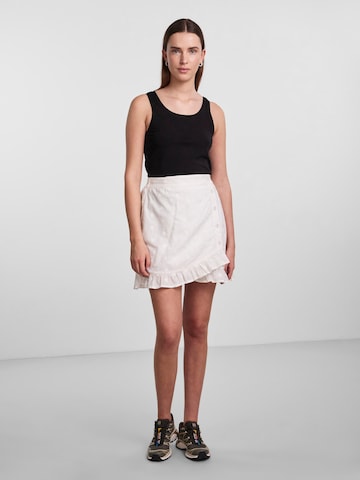 PIECES - Falda 'Lavine' en blanco