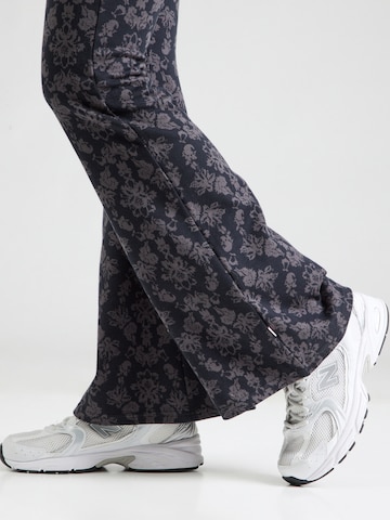 évasé Pantalon 'On A Winters Day' Blutsgeschwister en bleu