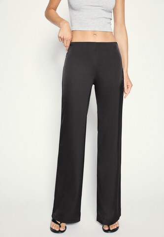 Loosefit Pantalon Pull&Bear en noir : devant