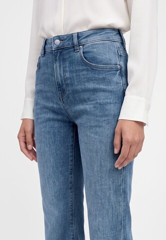 Vero Moda Petite Flared Jeans in Blue