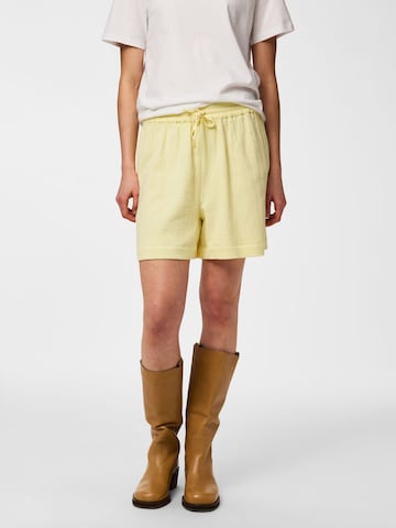 Loosefit Pantalon 'SASTINA' PIECES en jaune : devant