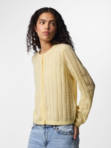 Cardigan 'PCAda' PIECES en jaune