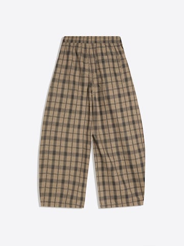 Bershka Barrel Kalhoty se sklady v pase – béžová