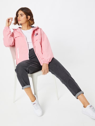 Tommy Jeans Overgangsjakke 'Chicago' i pink