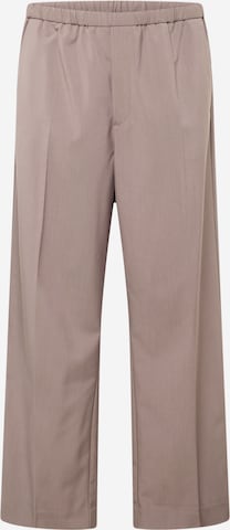 WEEKDAY Regular Pleated Pants 'Axel' in Brown: front