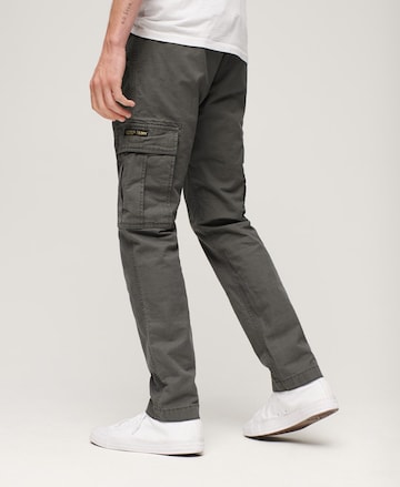 Regular Pantalon cargo Superdry en gris