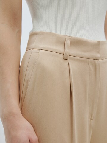 EDITED Szeroka nogawka Spodnie w kant 'Kelly' w kolorze beżowy