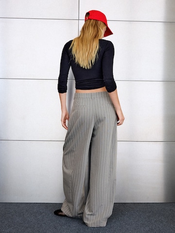 Wide Leg Pantalon à pince Bershka en gris