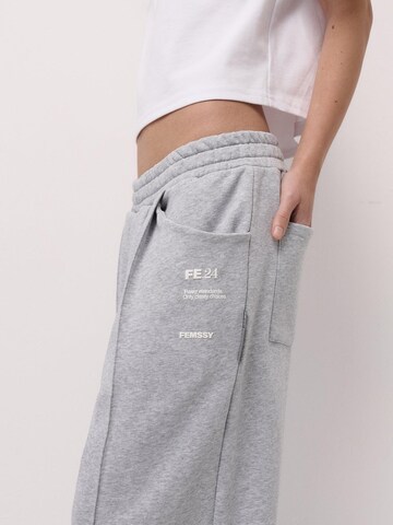 Loosefit Pantaloni 'FLOW SWEATPANTS GREY' di FEMSSY in grigio
