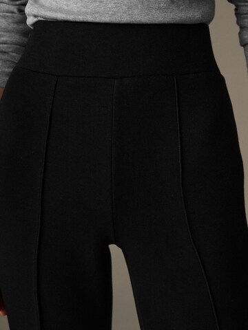 évasé Pantalon à plis Next en noir