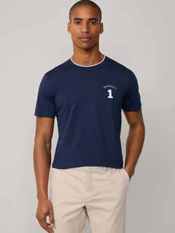 Hackett London T-Shirt ' Heritage Number' in Blau: Vorderseite