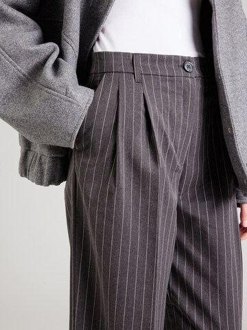 Wide Leg Pantalon à pince Monki en gris