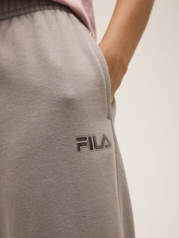 Regular Pantalon 'CALICE regular wide graphic sweat pants' FILA en gris