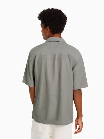 Comfort fit Camicia di Bershka in grigio