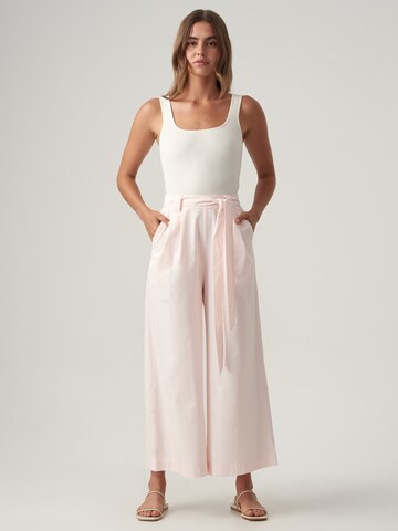 Wide leg Pantaloni 'EVA' de la The Fated pe roz