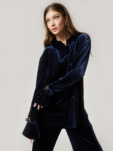 Hoermanseder x About You Blouse 'Alina' in Blue: front