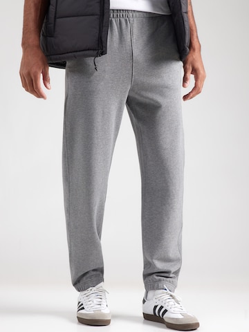 Tapered Pantaloni de la Calvin Klein Jeans pe gri: față