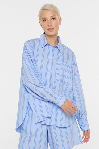 SENSES.THE LABEL Gestreifte Oversized Bluse BA:RI im Pyjama-Stil in Blau: Vorderseite