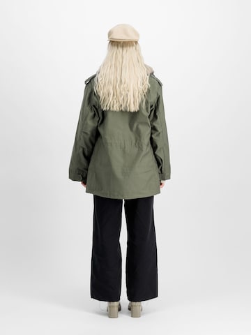 ALPHA INDUSTRIES Демисезонная куртка в Зеленый