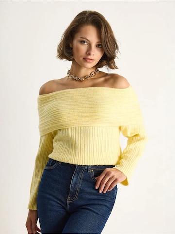 Pullover di Bianco Lucci in giallo: frontale
