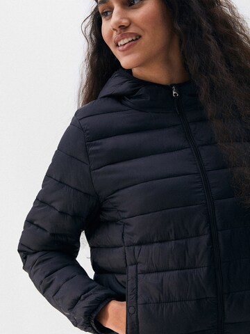 Pull&Bear Přechodná bunda – černá
