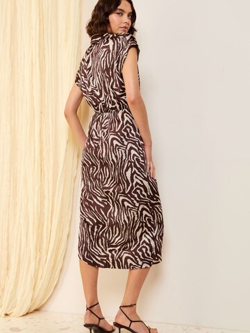 Friends Like These Kleid in Braun