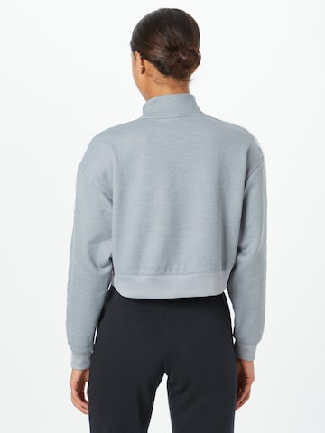 NIKE - Sweatshirt de desporto em cinzento