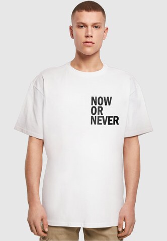 Merchcode T-Shirt 'Now Or Never' in Weiß: Vorderseite