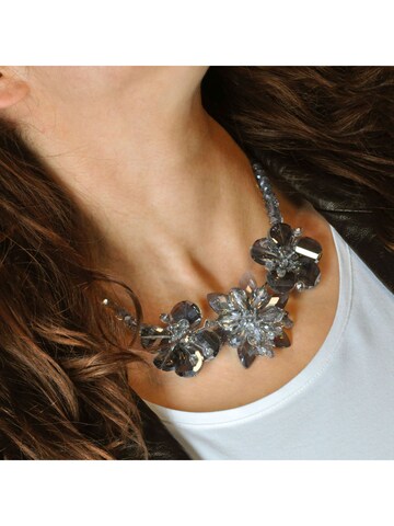 Steuer Necklace in Grey: front