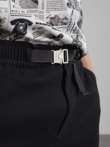 Regular Pantalon 'Ron' ABOUT YOU x Benny Cristo en noir