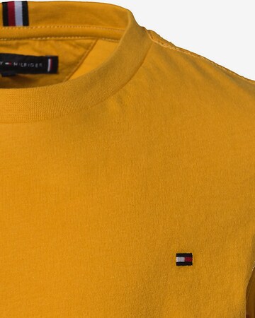 TOMMY HILFIGER - Camiseta 'ESSENTIAL' en amarillo