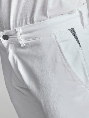 Coupe slim Pantalon chino 'Cesar' Le Temps Des Cerises en blanc