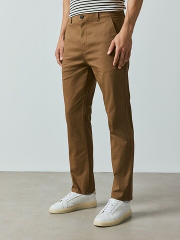NextSlimfit Chino hlače - smeđa boja: prednji dio