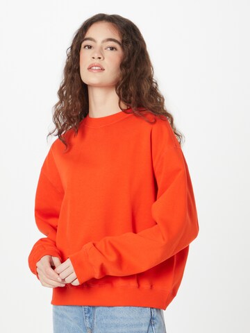 Sweat-shirt 'Essence Standard' WEEKDAY en orange : devant