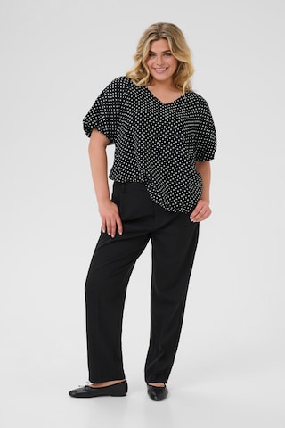 KAFFE CURVE Bluse 'Gina' i sort
